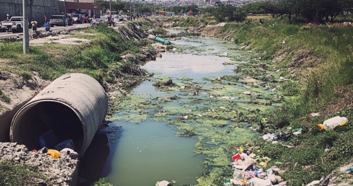 Обнаружена нелегальная врезка в водопровод для питьевой воды в районе Сьюдад Ацтека, Экатепек, Эдомекс