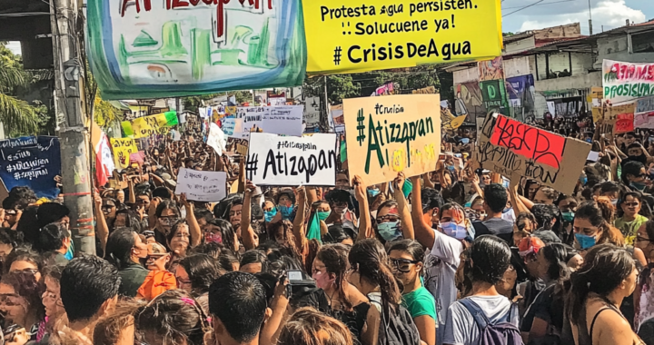 Жители Атисапана протестуют из-за нехватки воды.
