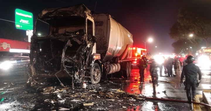 Цистерна с газом врезалась в жилой дом в районе Тлалпан, Мехико